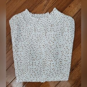 Women's pleated sleeveless blouse. Size Large.